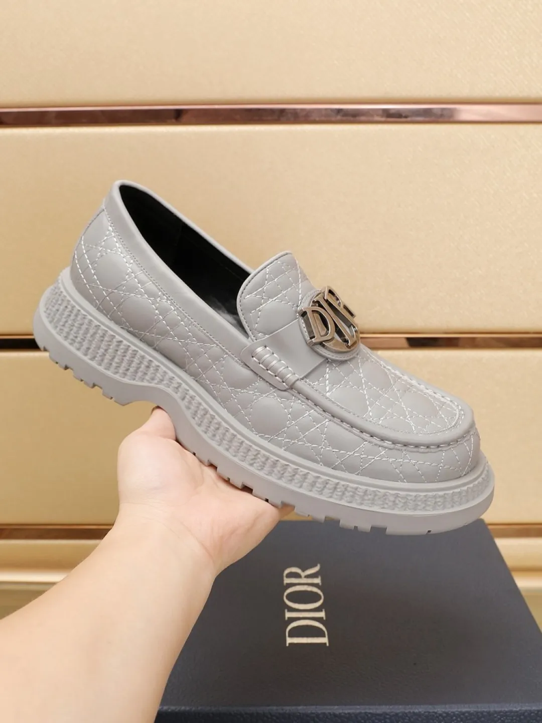 Factory P540💰Dior Buffalo men's low-cut derby casual leather shoes, a new product in the 2025 spring men's series, ideally combines unconventional features with Dior's high-end aesthetic style. The first-layer cowhide upper is decorated with tonal debossed Oblique embroidery, and the thick rubber sole displays a crepe-effect design, which is unique. Adds a modern touch to any look. Practical and stylish, it can be easily paired with a variety of casual looks and is an eye-catching finishing touch! Size: 38-44 (45.46 customized)